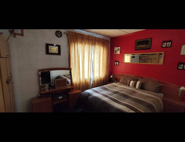 2 BEDROOM FREEHOLD FOR SALE IN MANENBERG